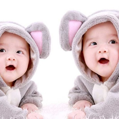 أغرب التوأم فی العالم: واحده بیضاء والأخرى سوداء!