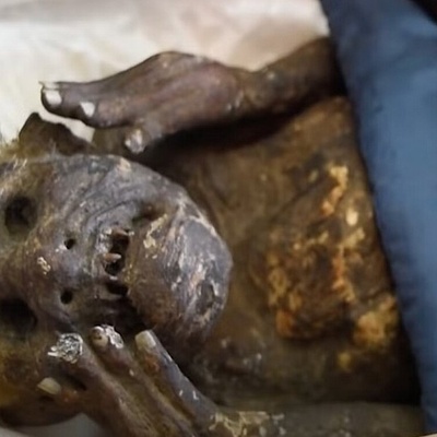 اکتشاف مذهل لمومیاء قدیمه بجسم نصف بشری + صور