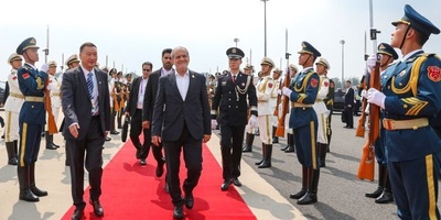 الرئیس بزشکیان یغادر بکین عائدا الى طهران