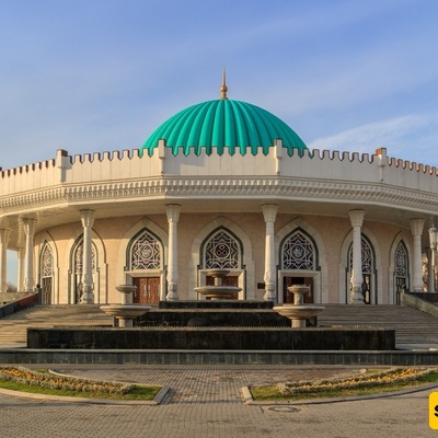 داخل متحف أمیر تیمور فی طشقند: جوهره معماریه باللونین الفیروزی والذهبی مستوحاه من تراث سمرقند