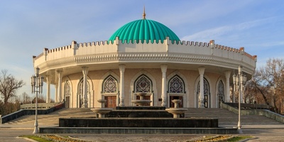 داخل متحف أمیر تیمور فی طشقند: جوهره معماریه باللونین الفیروزی والذهبی مستوحاه من تراث سمرقند
