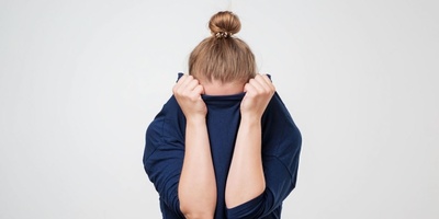 ما هو الشعور بالعار، وکیف یمکنک التعامل معه؟