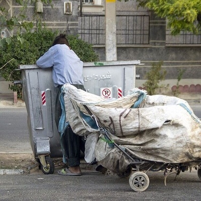 جامع نفایات یعید کیسًا یحتوی على ذهب ودولارات بقیمه 2 ملیار تومان إلى صاحبه / “کانت أمانه ویجب أن أُعیدها!”