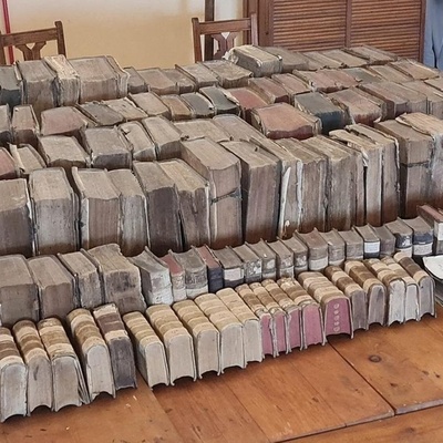کنزٌ مخفی بقی مستورًا لقرون: اکتشاف مکتبهٍ سرّیه من العصور الوسطى داخل کنیسهٍ غامضه فی رومانیا
