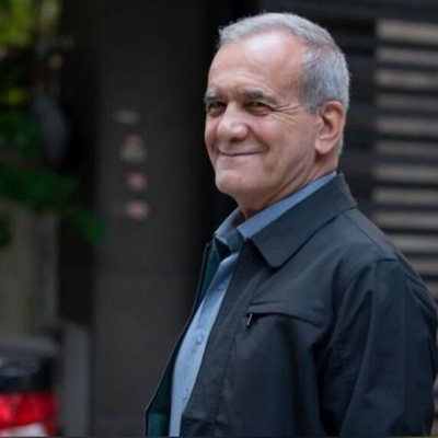 نستذکر الابتسامه الدافئه والمعبره لمسعود پزشکیان أثناء نظراته إلى وجه قائد الثوره الإسلامیه فی أول استضافته الدبلوماسیه + صوره