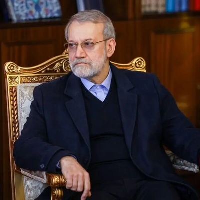 علی لاریجانی محاط بحراس عراقیین + صوره