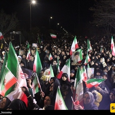 إیرانیون ینعون استشهاد آیه الله خامنئی ویدینون العدوان الأمریکی-الإسرائیلی (صور)