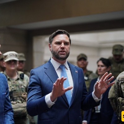 تمرد جی دی فانس فی البیت الأبیض: هل یضلل البنتاغون ترامب بشأن حرب مع إیران؟