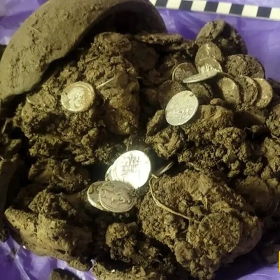 اکتشاف کنز من العملات الرومانیه أثناء التنزه فی الغابه