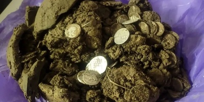 اکتشاف کنز من العملات الرومانیه أثناء التنزه فی الغابه