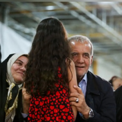 مسعود پزشکیان یحتفی بفتیات الجیل الجدید فی مشهد: زیاره لرائدات موکب نسائی یُدار بأیدی شابات من موالید الألفیه + صوره