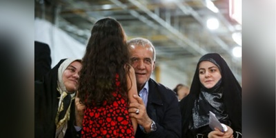 مسعود پزشکیان یحتفی بفتیات الجیل الجدید فی مشهد: زیاره لرائدات موکب نسائی یُدار بأیدی شابات من موالید الألفیه + صوره