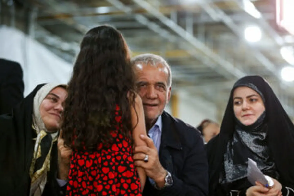مسعود پزشکیان یحتفی بفتیات الجیل الجدید فی مشهد: زیاره لرائدات موکب نسائی یُدار بأیدی شابات من موالید الألفیه + صوره