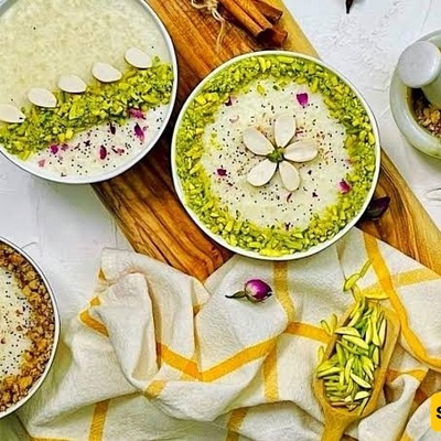 وصفه عصیده من دقیق الأرز والحلیب بلونین