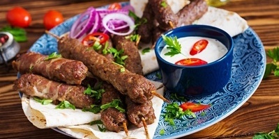 أشهى المشاوی: طریقه تحضیر کباب أضنه الترکی فی المقلاه مع سلطه خاصه