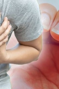 طبیب یکشف عن علامه مفاجئه فی الأظافر قد تشیر إلى مشکله قلبیه خطیره💔