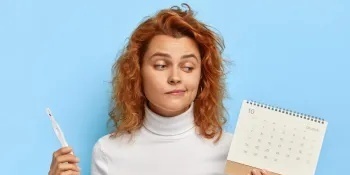 هل یؤدی التوتر إلى تأخیر الدوره الشهریه؟ 7 طرق للحفاظ على انتظام الدوره الشهریه!