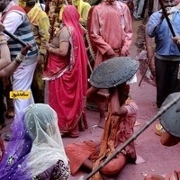 مهرجان غریب تضرب فیه النساء أزواجهن + فیدیو