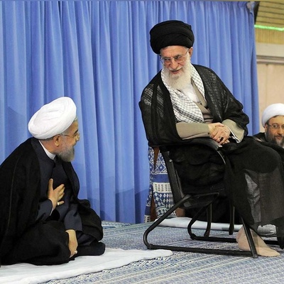 صور نادره ومؤثره: لحظات من صلاه قائد الثوره الإسلامیه والرئیس روحانی على متن سفینه حربیه إیرانیه