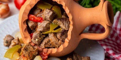 وصفه کباب التیستی: الطبق الترکی الأسطوری الذی یصطف الجمیع لتناوله