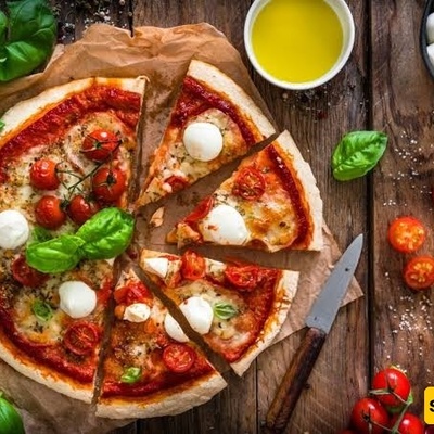 وصفه بیتزا مارغریتا (بالطماطم) لأربع بیتزات متوسطه الحجم