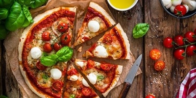 وصفه بیتزا مارغریتا (بالطماطم) لأربع بیتزات متوسطه الحجم