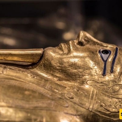 تابوت عمره 3200 عام یکشف بشکل مذهل عن فرعون وکاهن فی دفن غیر مألوف – مع صور