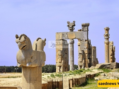 لمحه عن اللحظه المهیبه لاکتشاف حارس بیرسیبولیس البالغ 2500 عام: ماذا کان یفعل هذا العملاق الحجری تحت قصر داریوس؟ (صوره لم تُرَ من عام 1931)