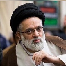 تفاصیل منزل الإیجار لابن القائد الأعلى: سجادتان آلیتان، بعض الوسائد العادیه، وبدون أثاث