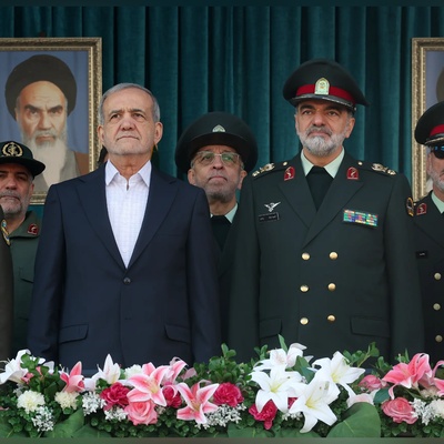 قبله ودّیه من اللواء رادان على جبین مسعود بزشکیان تُثیر التفاعل + صوره