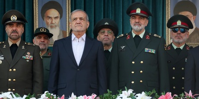 قبله ودّیه من اللواء رادان على جبین مسعود بزشکیان تُثیر التفاعل + صوره