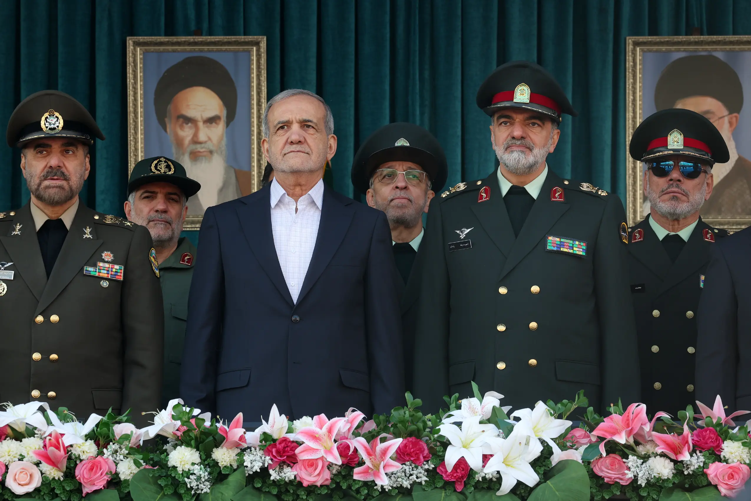 قبله ودّیه من اللواء رادان على جبین مسعود بزشکیان تُثیر التفاعل + صوره