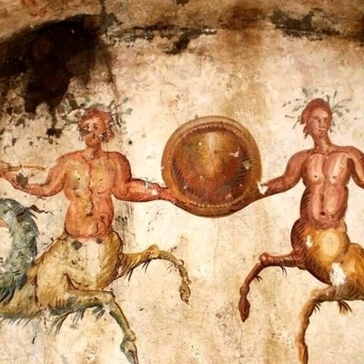 لغز هیکل عظمی عمره 2200 عام فی قبر برسومات غامضه