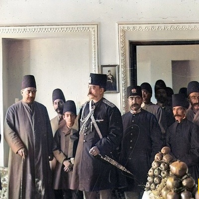 یُقال إن طبقًا شهیرًا من عهد القاجار قد مُنع على النساء بأمرٍ من أحد الملوک، إذ خصّصه للرجال فقط. وقد أصبح هذا المرسوم الغریب قصهً تاریخیهً طریفهً ومثیره للفضول.