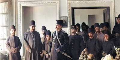 یُقال إن طبقًا شهیرًا من عهد القاجار قد مُنع على النساء بأمرٍ من أحد الملوک، إذ خصّصه للرجال فقط. وقد أصبح هذا المرسوم الغریب قصهً تاریخیهً طریفهً ومثیره للفضول.