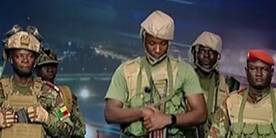 جنود بنین یعلنون الانقلاب بینما الرئاسه تؤکد استعاده القوات السیطره