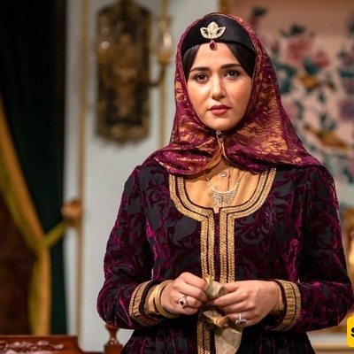 نظره عمیقه على لوحه ناصر الدین شاه الرومانسیه لجیران خاتون: بورتریه للحب الحقیقی الخالد فی التاریخ ❤️