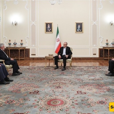 الرئیس الإیرانی یؤکد أولویه العلاقات مع الدول المتحالفه والإقلیمیه