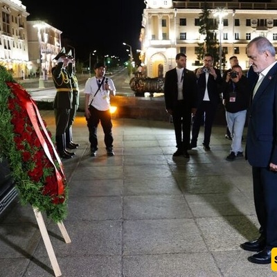 الرئیس الإیرانی یزور النصب التذکاری لجندی الوطن فی مینسک