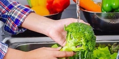 الطریقه الصحیحه لغسل وتعقیم الفواکه والخضروات