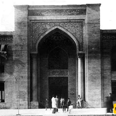 أول صور لطلاب دارالفنون الطبیه فی عهد القاجار – الدروس العملیه کانت تُجرى فی منازل المرضى! [صور]
