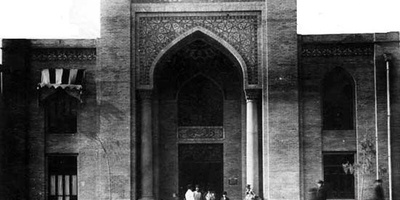 أول صور لطلاب دارالفنون الطبیه فی عهد القاجار – الدروس العملیه کانت تُجرى فی منازل المرضى! [صور]