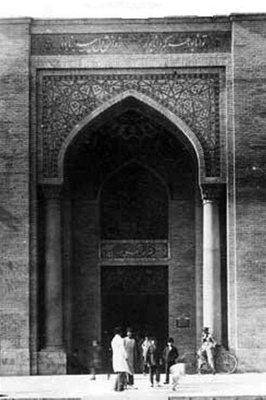 أول صور لطلاب دارالفنون الطبیه فی عهد القاجار – الدروس العملیه کانت تُجرى فی منازل المرضى! [صور]