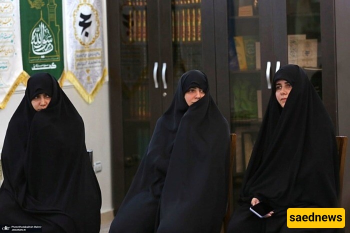 ابنه الرئیس الشهید رئیسی تُحیی ذکراه فی جامعه طهران: «قلت له لا تأتِ یوم الطالب... لکنه أصرّ بشجاعه»