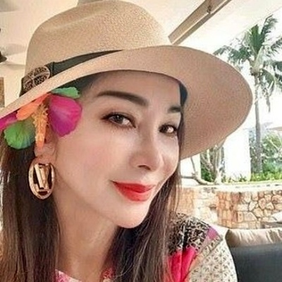 کیف تبدو امرأه فی الستین من عمرها وکأنها فی الثلاثین