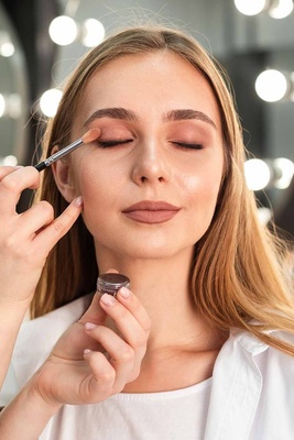 هل یمکن أن یؤثر مکیاجک فی فرص نجاحک المهنی؟ خبراء التجمیل یجیبون