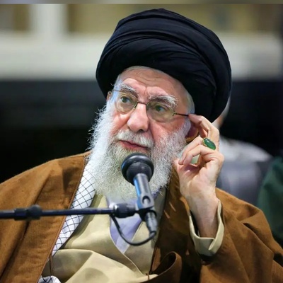 هل یمتلک القائد الأعلى هاتفًا محمولًا؟