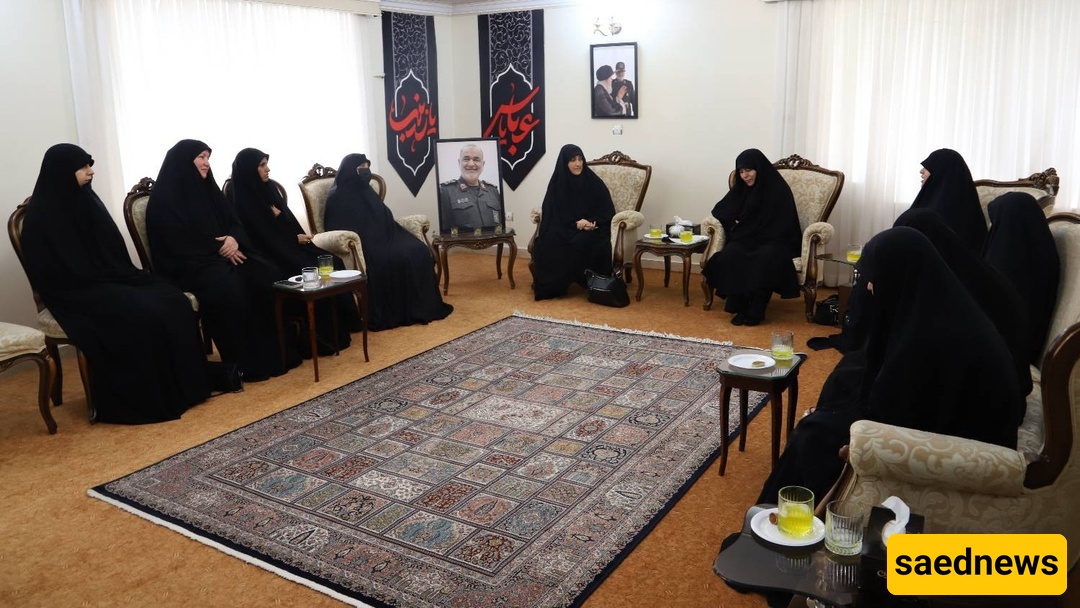 قامت مجموعه من زوجات شهداء مدافعی الحرم بزیاره منزل الشهید الفریق الحاج حسین سلامی 
