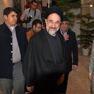 سیدمحمد خاتمی، الرئیس الإیرانی السابق، یظهر فی کوالیس مسرحیه بطوله بهاره رهنما + صور