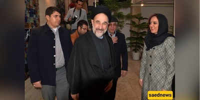سیدمحمد خاتمی، الرئیس الإیرانی السابق، یظهر فی کوالیس مسرحیه بطوله بهاره رهنما + صور